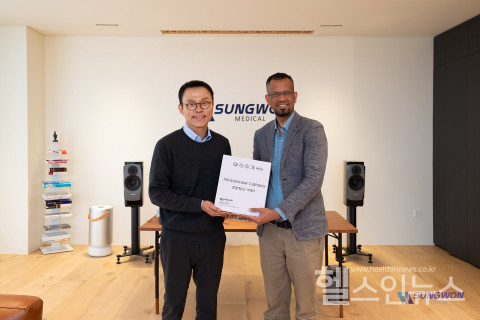 성원메디칼이대희대표이사와동티모르구이도발라다레스국립병원(Dr.SidonioJoaodaSilvaPereira)‘혈관내튜브·카테터’기부협약식모습