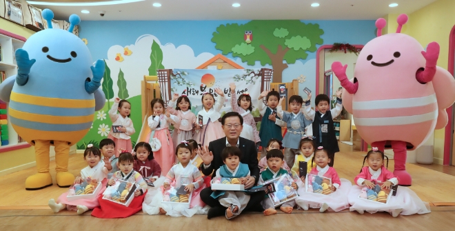 지난 8일 조병규 우리은행장이 설날을 맞아 본점 어린이집을 방문, 원아들에게 덕담과 함께 위비프렌즈 굿즈, 세뱃돈을 선물하고 기념사진을 촬영하고 있다. / 사진=우리은행 제공