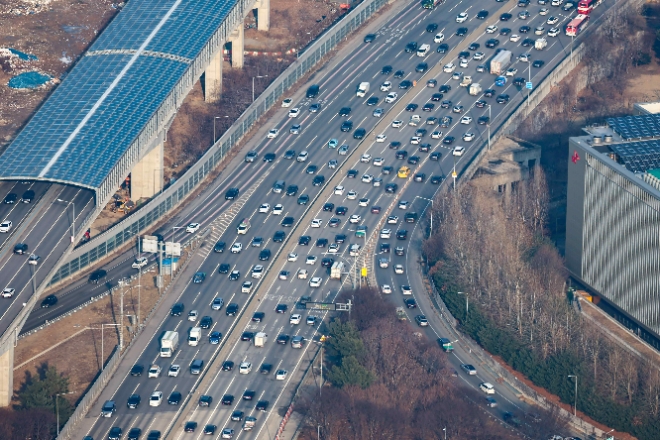설 연휴를 하루 앞둔 8일 오후 경찰청 헬기에서 바라본 경기도 성남시 판교JC 인근 경부고속도로가 귀성차량 등으로 정체되고 있다. / 사진 = 연합뉴스