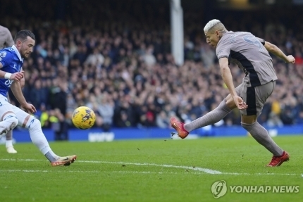 히샬리송이 슈팅을 하고 있다.