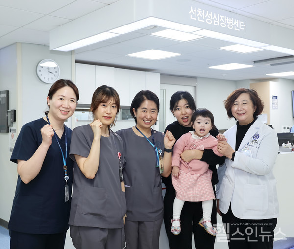 세브란스의료진이주아양과함께사진촬영을위해포즈를취하고있다