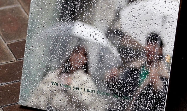 비가 내리는 지난달 18일 대구 중구 동성로에서 시민들이 우산을 쓰고 이동하고 있다.