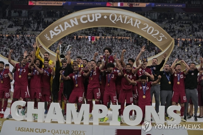 사진=우승 트로피 차지한 카타르 선수들