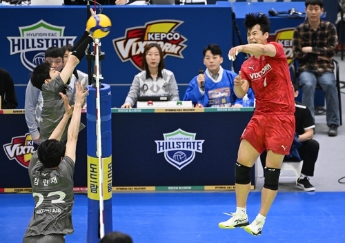 서재덕(오른쪽) 공격을 차단하는 대한항공 블로커