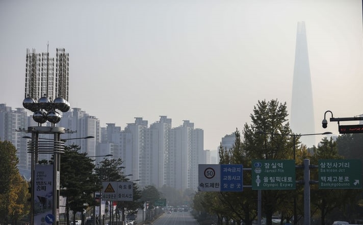 설 연휴 마지막 날인 12일은 오전까지 짙은 안개가 끼는 곳이 있어 귀경길 교통안전에 주의해야겠다. 사진은 짙은 안개가 낀 지난해 10월31일 서울시내가 뿌옇게 보이고 있는 모습.