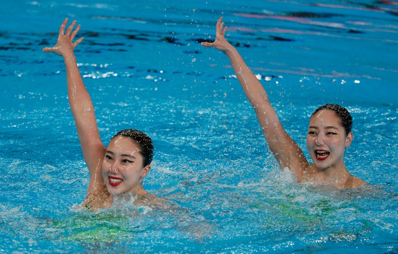 이리영(왼쪽)과 허윤서가 한국 아티스틱 스위밍 12년만에 올림픽 출전권을 따냈다.[EPA=연합뉴스]