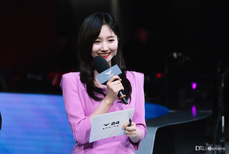LCK서 활동 중인 윤수빈 아나운서.