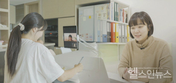 가정에서양육자를코칭하는중재서비스두부홈즈를이용하는모습(두부홈즈제공)