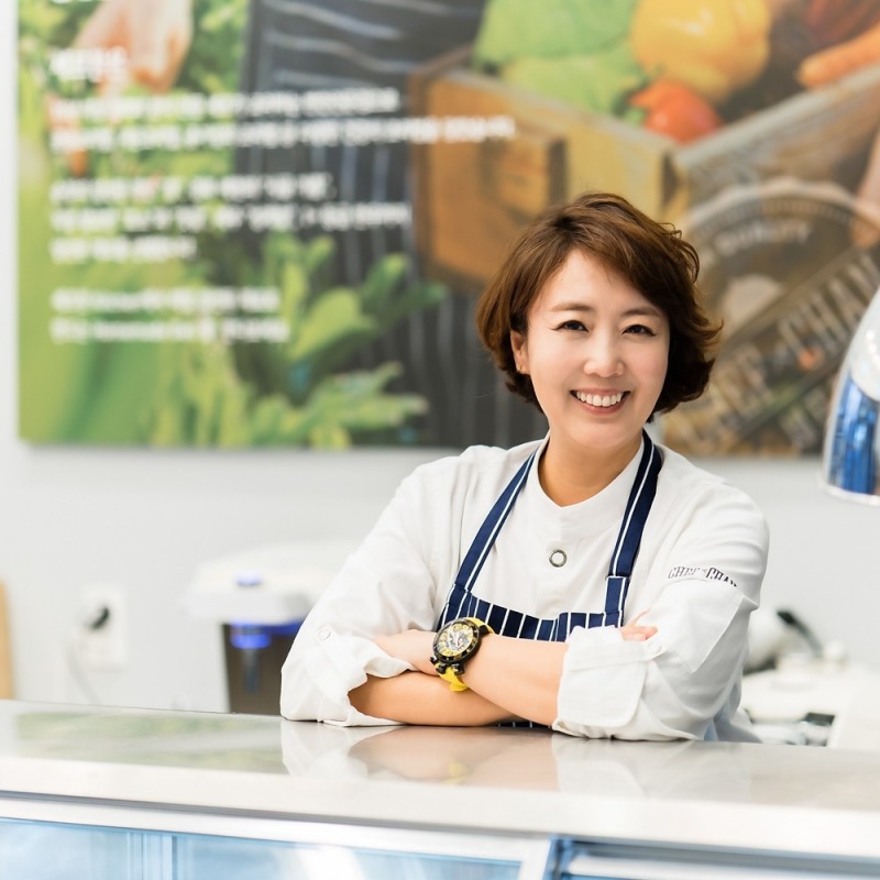 요리연구가 홍신애, 린브랜딩과 전속계약 체결…활동 영역 확장