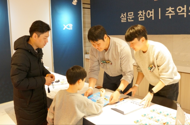 경기도 광주시에 들어서는 자이(Xi) 아파트 입주자 사전 방문 행사에 참석한 GS건설 24년 신입사원들이 입주 예정자들에 설문을 받고 있다. / 사진=GS건설 제공