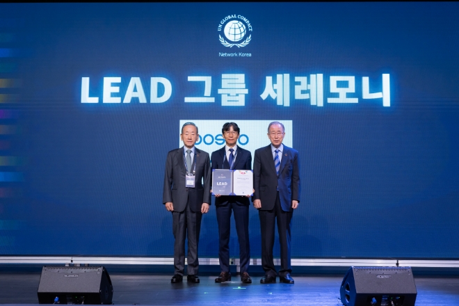 왼쪽부터) 이동건 UNGC 한국협회 회장, 박철호 포스코이앤씨 상무, 반기문 전 유엔사무총장이 ‘2024년도 리드 그룹’ 위촉행사 후 기념 촬영을 하고 있다. / 사진=포스코이앤씨 제공