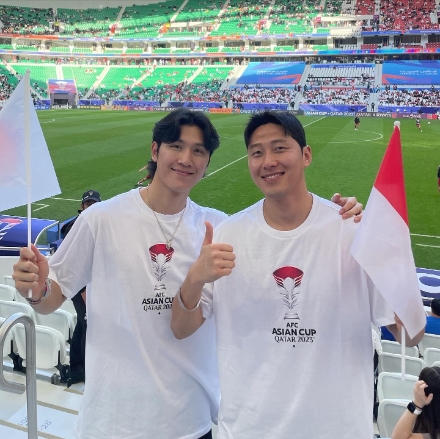 더투탑이 사우디 관광청 초청으로 AFC 아시안컵 경기를 직관하고 있다. 제공=워프코퍼레이션