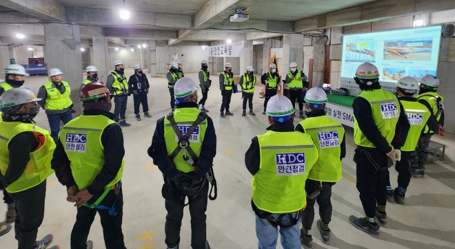 HDC현대산업개발은 이번 달을 ‘안전관리 특별대책 기간’으로 선정하고 페트롤 점검을 통한 예방관리에 집중하고 있다. / 사진=HDC현대산업개발 제공