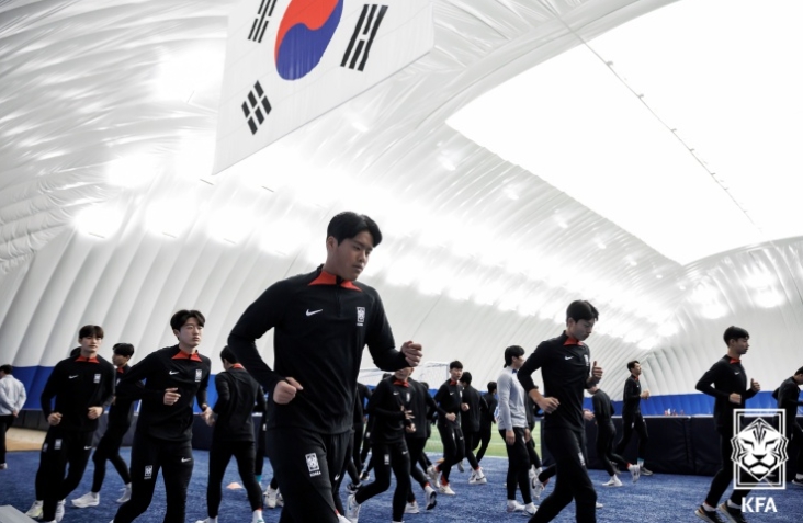 사진=남자 U-16 대표팀 선수들이 지난달 경주 스마트에어돔에서 열린 소집훈련에서 몸을 풀고 있다.