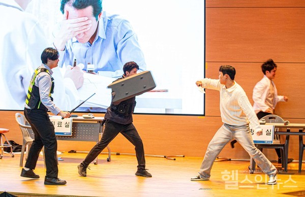 병원보안팀요원이흉기난동대응장비를이용해범인을제압하는시범을보이고있다.