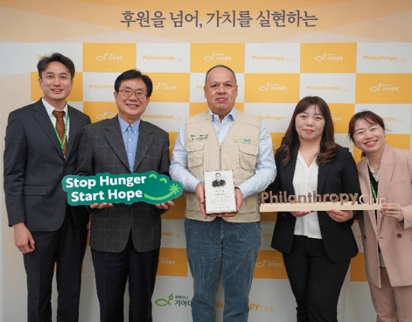 (왼쪽부터) 정규상 희망친구 기아대책 기업후원2 본부장, 유원식 희망친구 기아대책 회장, 에샤노프 바흐티야르 ㈜우즈오토코리아 대표, 조현아 ㈜우즈오토코리아 재무이사, 김지혜 희망친구 기아대책 기업후원2 본부 과장