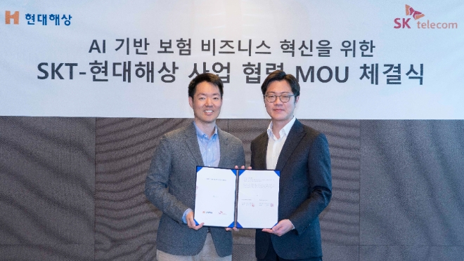 SKT 유경상 CSO(오른쪽)와 현대해상 정경선 CSO가 협약식을 마치고 기념 촬영하는 모습. / 사진=SKT 제공