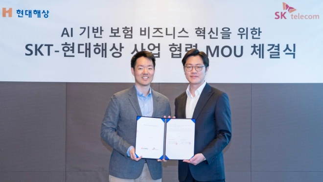 현대해상 정경선 CSO(왼쪽)과 SKT 유경상 CSO이 기념 촬영을 하고 있다.
