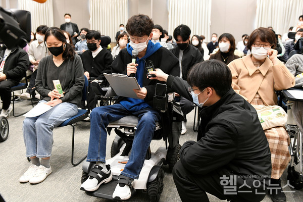 14일오후연세대강남세브란스병원에서신경근육계희귀난치질환환자들의대학입학과졸업을축하하고자열린‘한국의호킹들,축하합니다’행사에서고려대학교자유전공학부에입학예정인권정욱씨가입학생대표로축사를전하고있다.