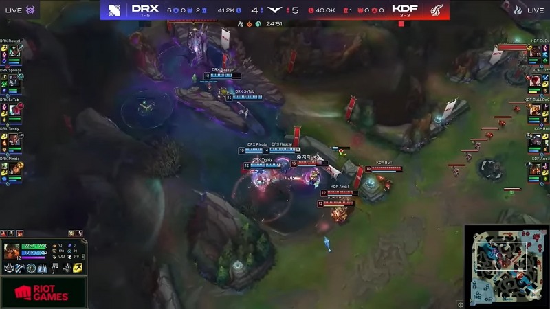 루시안을 포함한 디알엑스가 상대 탱커 크산테를 뚫어내지 못하는 장면. 공식 중계 화면 캡쳐.