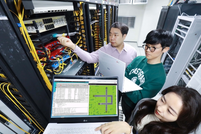 LG유플러스는 통신장비 제조업체인 ‘에릭슨엘지’와 손잡고 차세대 소프트웨어 플랫폼 기술 검증을 완료하고 이를 활용해 5G 생태계 조성에 앞장선다고 15일 밝혔다. 사진은 LG유플러스 임직원들이 API 형태로 구성한 5G 네트워크를 활용해 시연하는 모습. (사진 = LG유플러스 제공)