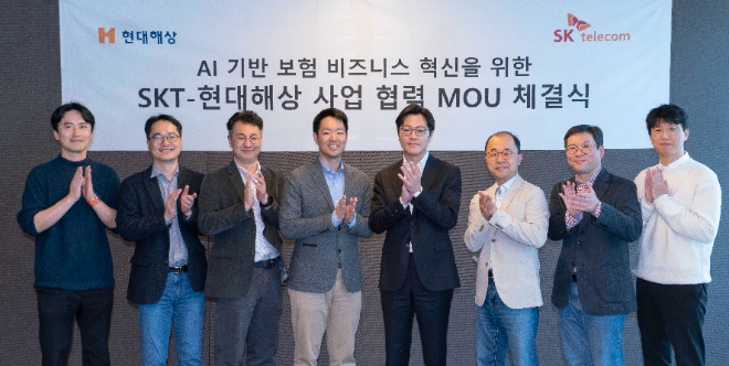 SK텔레콤(SKT)과 현대해상은 AI기술을 활용해 보험 비즈니스 혁신을 공동으로 추진하기 위한 전략적 제휴(MOU)를 체결했다고 15일 밝혔다. 사진은 SKT와 현대해상 관계자들이 협약식을 마치고 기념 촬영하는 모습. (사진 = SKT 제공)