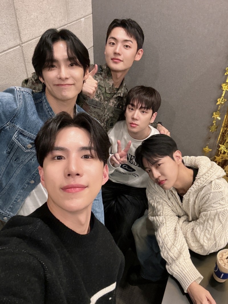 “병장 강유찬 전역을 명 받았습니다” 에이스, 전원 ‘군필돌’ 됐다