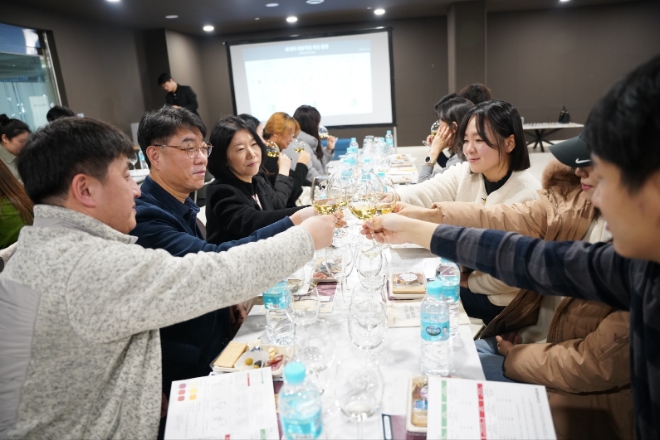 과천 푸르지오 라비엔오 입주민들이 와인 시음을 하고 있다. / 사진=대우건설 제공