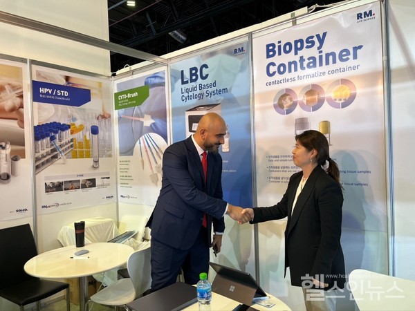 (왼쪽부터)라이징퓨쳐컴퍼니함자알자베르(HamzaAljaber)디렉터,알엠생명과학김현정부사장(솔고바이오제공)