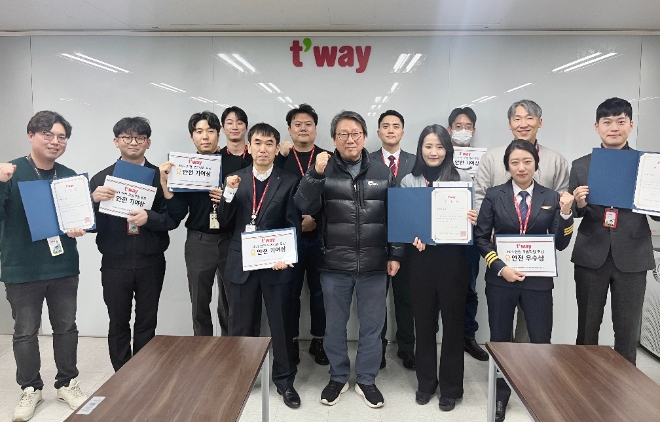 티웨이항공은 최근 김포공항 화물청사에서 ‘2023년 안전모범 직원 표창장 수여식’을 개최했다고 16일 밝혔다. 사진은 ‘2023년 안전모범 직원 표창장 수여식’ 수상자들의 모습. (사진 = 티웨이항공 제공)