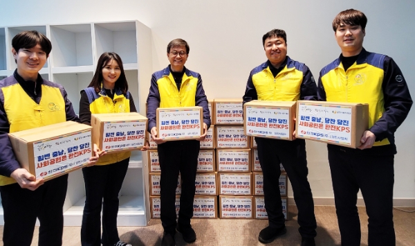 한전KPS 직원들이 아동보호시설에 간식상자를 전달하면서 기념촬영을 하고 있다.
