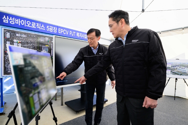 이재용 삼성전자 회장은 16일 사상 최대 실적을 낸 삼성바이오로직스 인천사업장을 찾아 더 높은 목표를 향해 한계를 돌파하자고 강조했다고 삼성은 밝혔다. 사진은 16일 삼성바이오로직스 인천사업장을 찾은 이재용 삼성전자 회장이 5공장 건설 현장에서 관계자 브리핑을 듣고 있는 모습. (사진 = 삼성전자 제공)