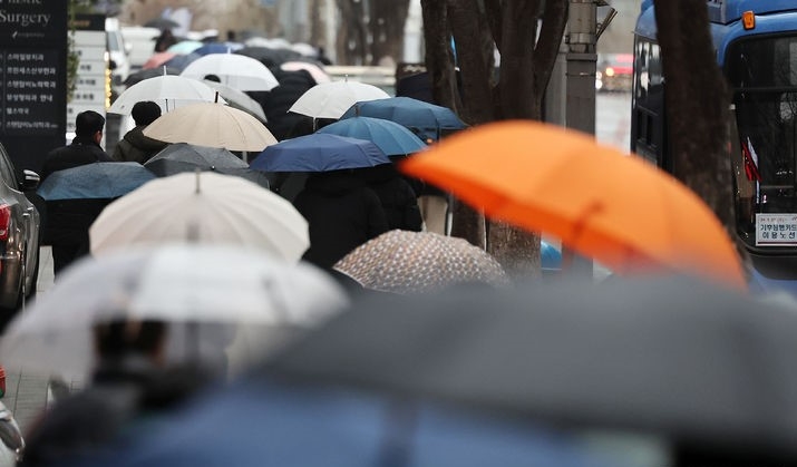 비가 내린 지난 15일 오전 서울 서초구 봉은사로에서 우산을 쓴 시민들이 발걸음을 재촉하는 모습.