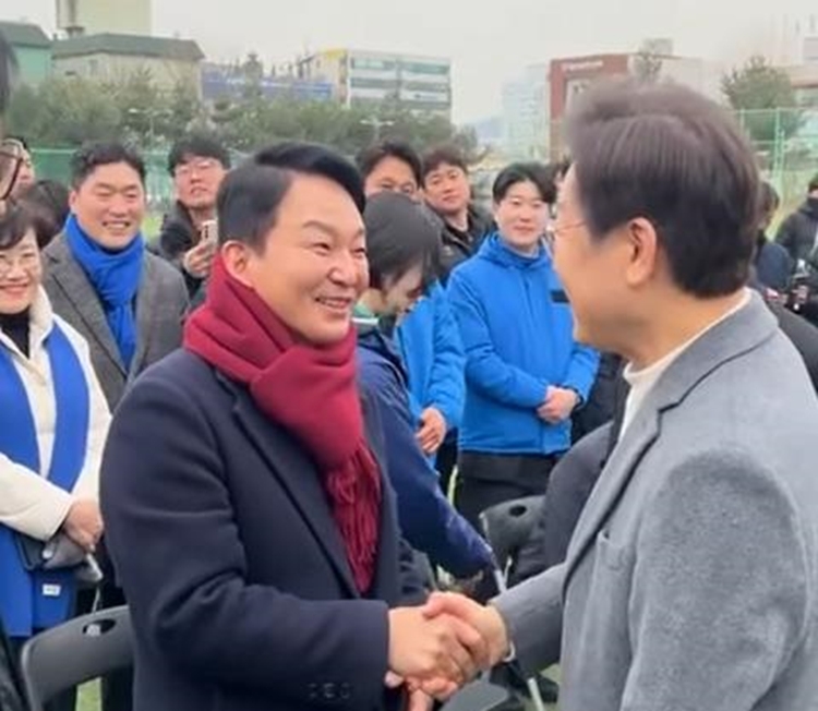 더불어민주당 이재명 대표, 원희룡 전 국토교통부 장관이 18일 인천계양축구협회 시무식에서 만나 인사를 나누고 있다.(사진=원희룡 전 장관 페이스북 캡처)