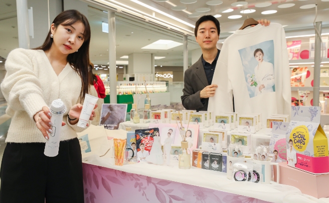 서울 양천구에 위치한 현대백화점 목동점 지하 1층 '가인이어라' 송가인 팝업스토어에서 직원들이 굿즈 상품을 소개하고 있다. 