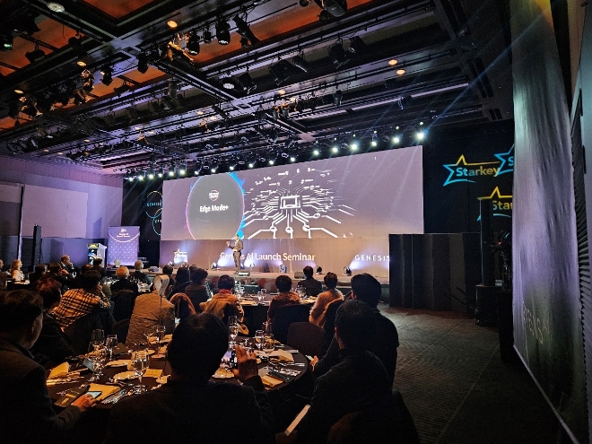 Genesis AI를 소개하고 있는 스타키 본사의 아친 보우믹 최고 기술 책임자