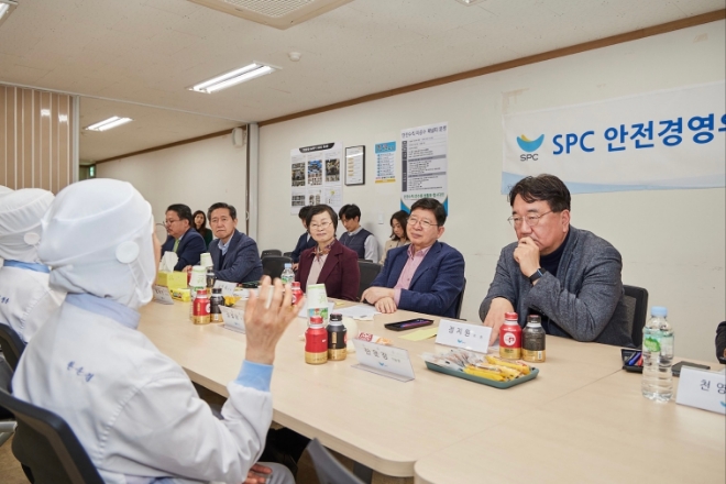 지난 19일 샤니 성남공장에서 정갑영 안전경영위원장(오른쪽에서 두 번째)을 비롯한 SPC안전경영위원회 위원진이 생산 현장 직원들의 안전 개선 여부 및 근무 애로 사항을 청취하는 간담회를 진행하고 있다. / 사진=SPC 제공