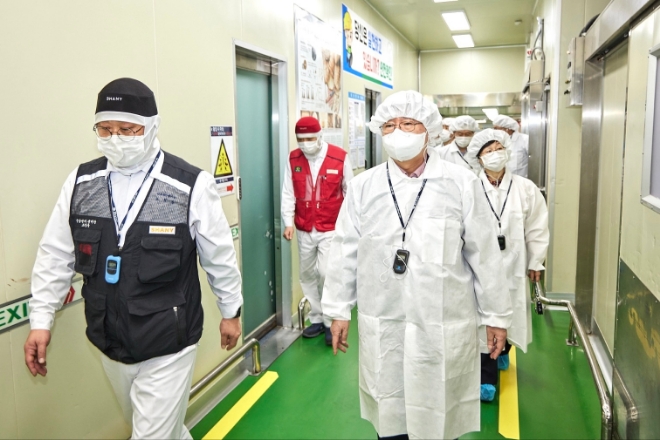 19일 샤니 성남공장에서 SPC안전경영위원회가 정기회의 및 현장 직원 간담회를 진행하고 작업 라인의 안전도를 확인하기 위해 생산 현장으로 이동하고 있다. / 사진=SPC 제공
