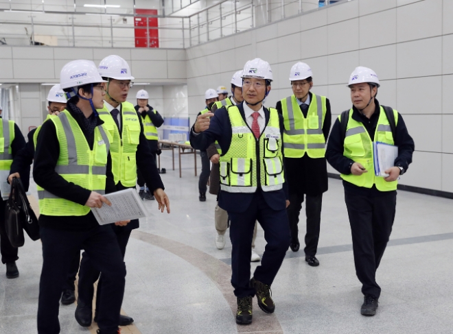 이성해 국가철도공단 신임 이사장(가운데)이 지난 19일 취임 첫 일정으로 수도권 광역급행철도(GTX)-A 수서~동탄 구간 현장점검을 진행하고 있다. / 사진=국가철도공단 제공