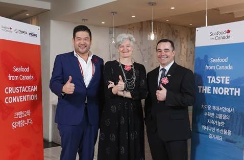 켄트 스미스 노바스코샤주 수산양식부 장관과 타마라 모휘니 주한 캐나다대사, 박제준 바이킹그룹 대표가 26일까지 크랩52 무역센터점에서 진행되는 ‘씨푸드 프롬 캐나다’ 행사를 축하했다. (사진제공: 주한 캐나다대사관)