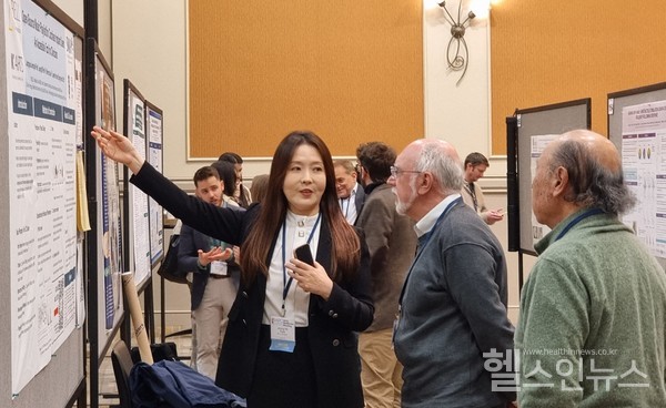 미국이비인후과학회에서연구를발표중인박정미박사(벨테라퓨틱스제공)
