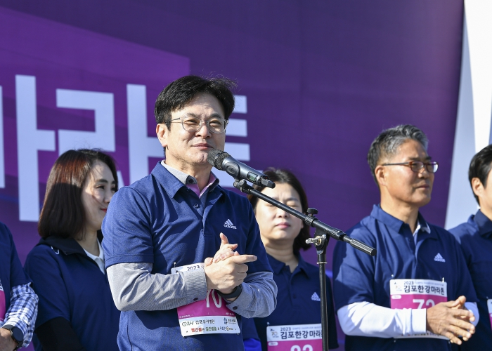 김포시는 매년 김포한강마라톤대회를 진행하고 있다. 사진은 지난해 4월 개최된 제11회 김포한강마라톤대회에서 인사말을 전하고 있는 김병수 시장과 내외빈 사진. 