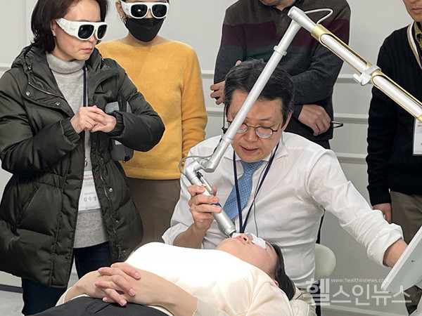 대미레‘레이저아카데미’에서태성형외과김기태원장이핸즈온강의를진행하고있다.(레이저옵텍제공)