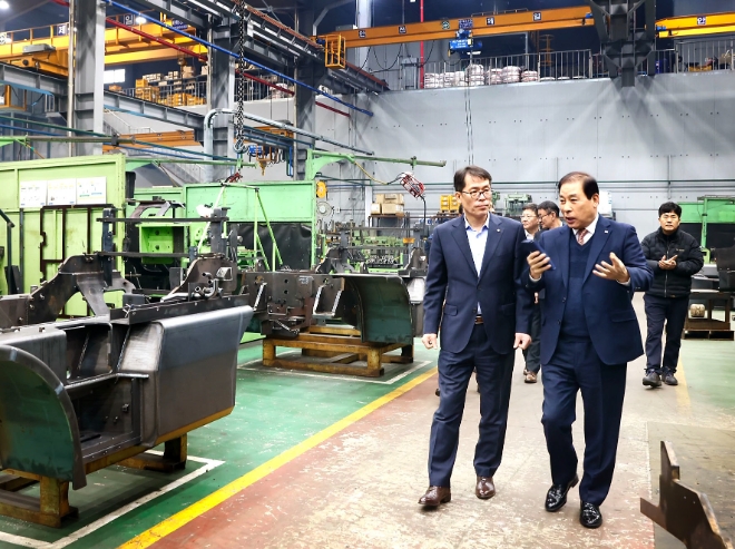 IBK기업은행은 김성태 은행장이 지난 1월 반월·시화산단지역 현장방문에 이어 인천지역 중소기업을 방문해 애로사항을 청취하고, 인근 영업점 직원들과 소통하는 시간을 갖는 등 현장소통 행보를 이어나갔다고 20일 밝혔다. 사진은 20일 김성태 IBK기업은행장(왼쪽)이 남동국가산업단지에 위치한 우진이엔지를 방문해 서정범 대표(오른쪽)로부터 작업공정에 관한 설명을 듣고 있는 모습. (사진 = IBK기업은행 제공)