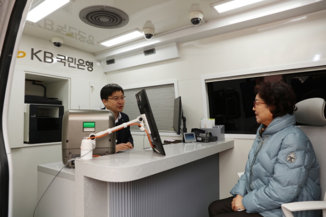 KB국민은행은 급속한 디지털화로 인한 고령층의 금융 소외를 완화하기 위해 ‘KB 시니어라운지’를 인천으로 확대 운영한다고 20일 밝혔다. (사진 = KB국민은행 제공)