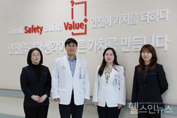 (왼쪽두번째부터오른쪽으로)인하대병원외과이진욱교수,이선민교수,로봇수술코디네이터최지선간호사,전미숙간호사