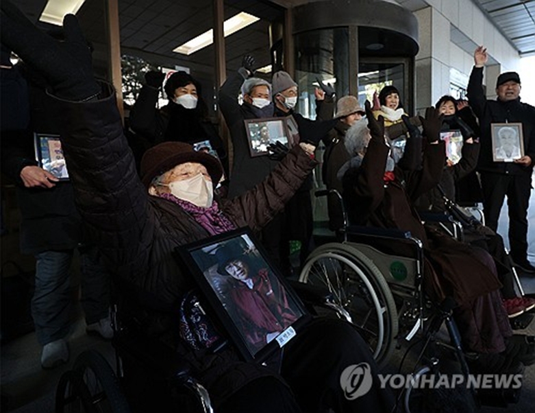 지난달 25일 오전 서울 서초구 대법원에서 열린 일제 강제동원 군수기업 후지코시 상대 손배소송 상고심 선고를 마친 뒤 피해자 김정주(앞줄 왼쪽부터), 김계순, 이자순 할머니와 유족들이 만세를 부르고 있다. 대법원이 이날 원심의 원고일부승소 판결을 확정해 후지코시는 피해자 1인당 8천만원∼1억원씩 총 21억원과 지연손해금을 지급해야 한다. (사진=연합)