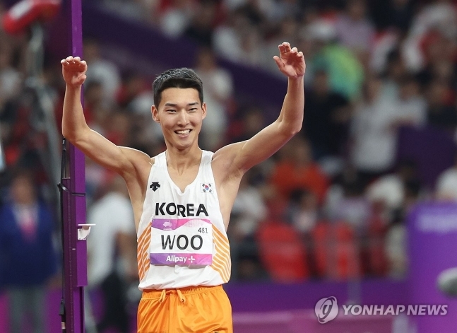 '스마일 점퍼' 우상혁, 두 번째 우승.. 관중들과 하이 파이브 하는 '팬 서비스'