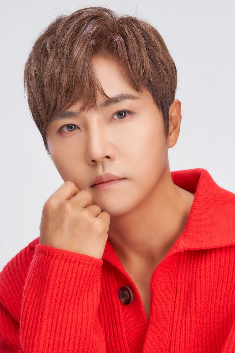 정동하, 3색 매력 새 프로필 공개.. 훈훈한 미모 자랑