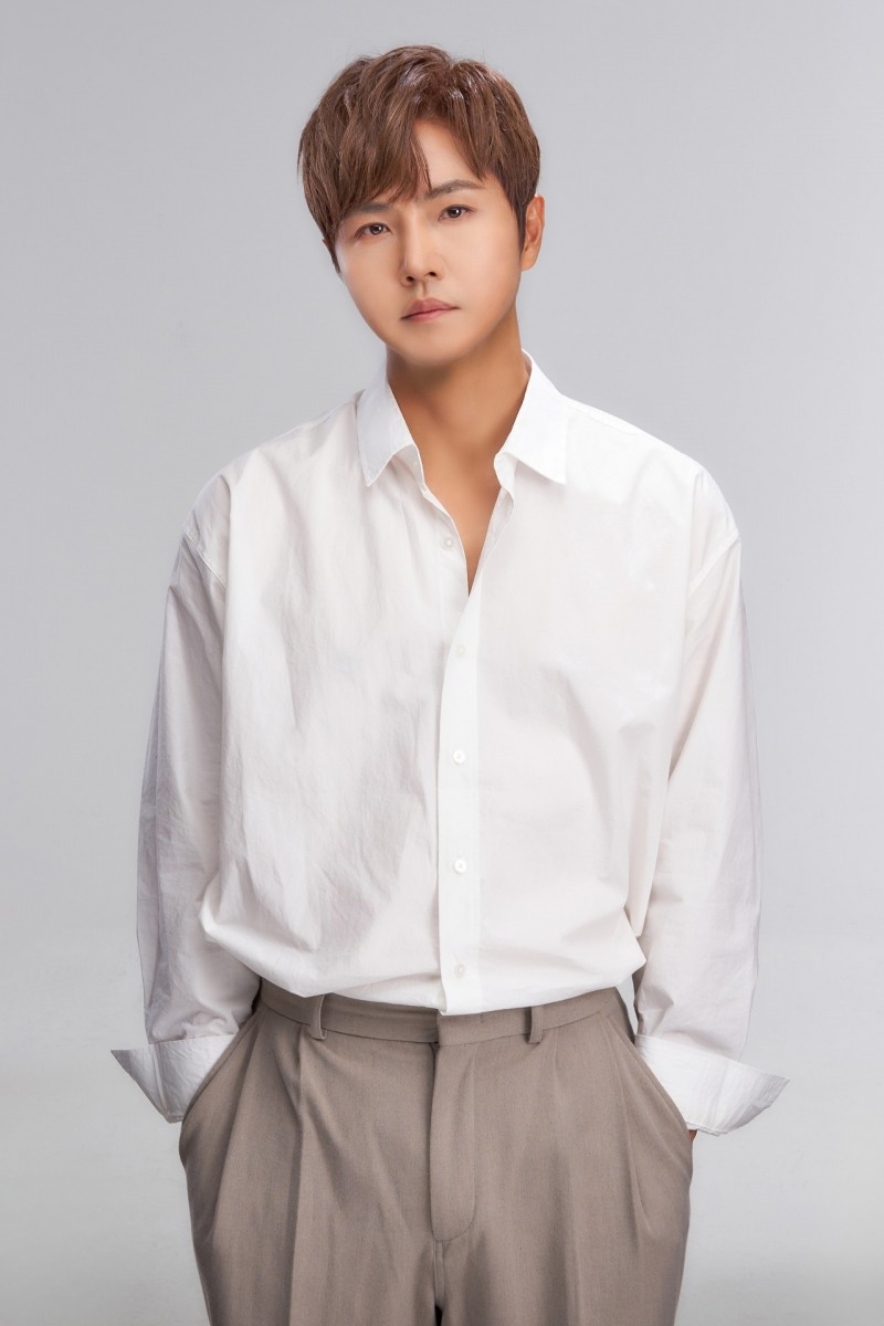 정동하, 3색 매력 새 프로필 공개.. 훈훈한 미모 자랑